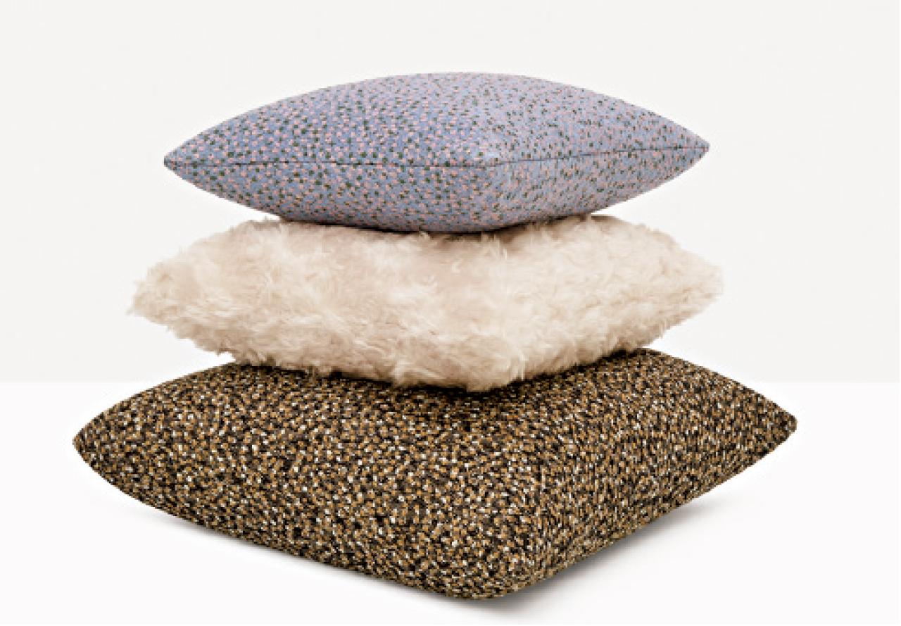 視覺觸感皆豐富的CUSHION組合:(上)及(下)──以繪畫點畫法為靈感的布料「ria」,用了3種顏色的紗綫組成;(中)「Argo2」以安哥拉山羊長絹毛及富閃亮質感的馬海毛纖維配搭而成。