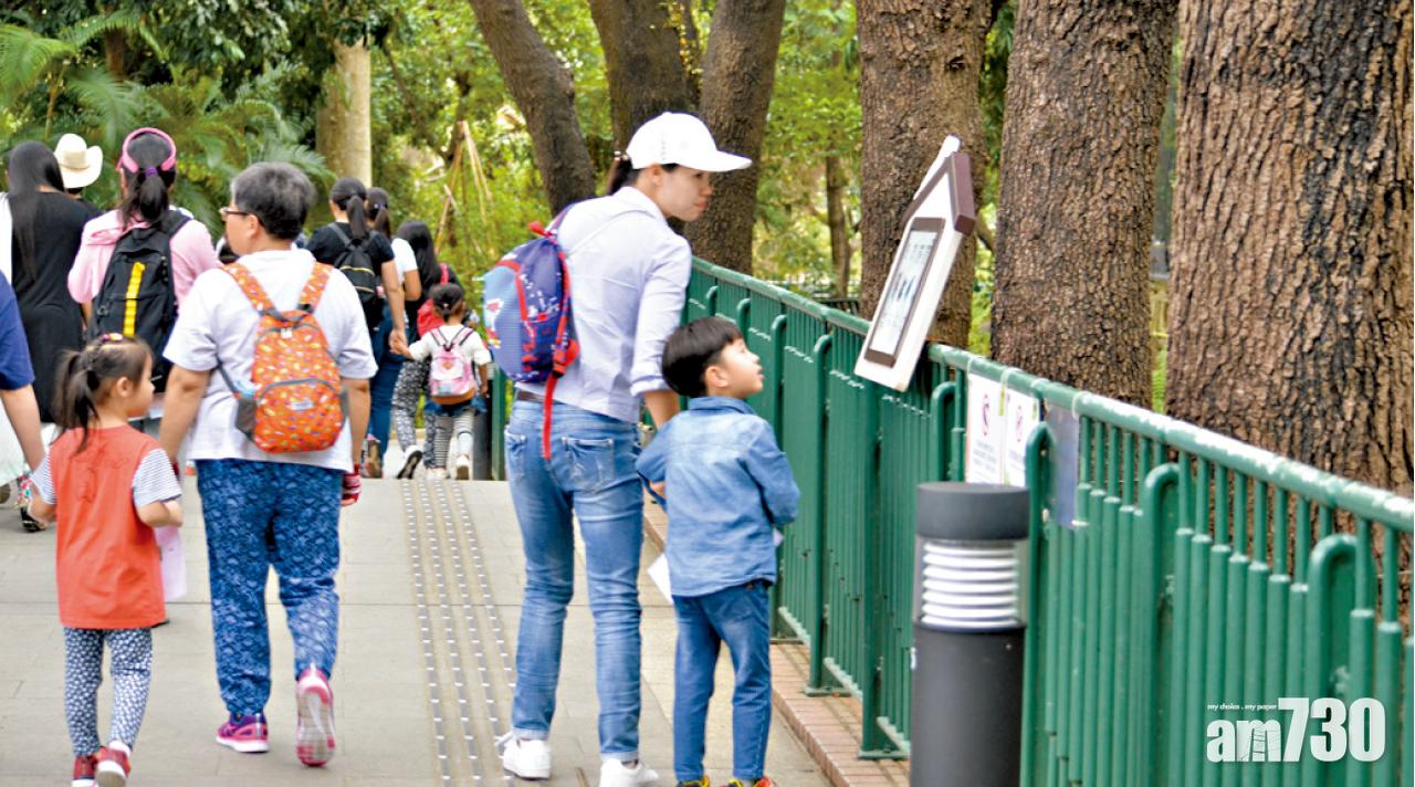香港動植物公園的樹木都有名牌,介紹有關樹木的資料方便市民認識。