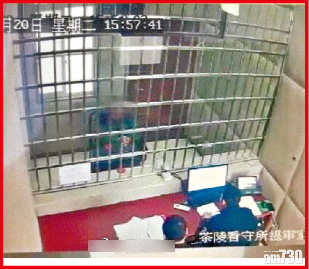 段男在看守所接受盤問。(互聯網)