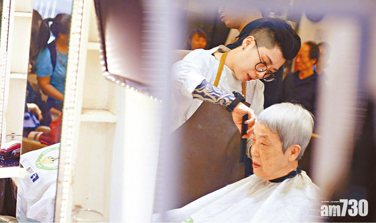 劉十六定期為長者義剪。(蘇文傑攝)