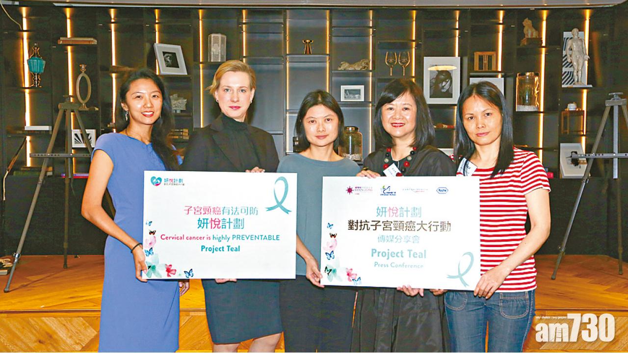 參與計劃的機構代表、陳嘉倫醫生(左3)與參加者(右1)講解合併測試的優點。