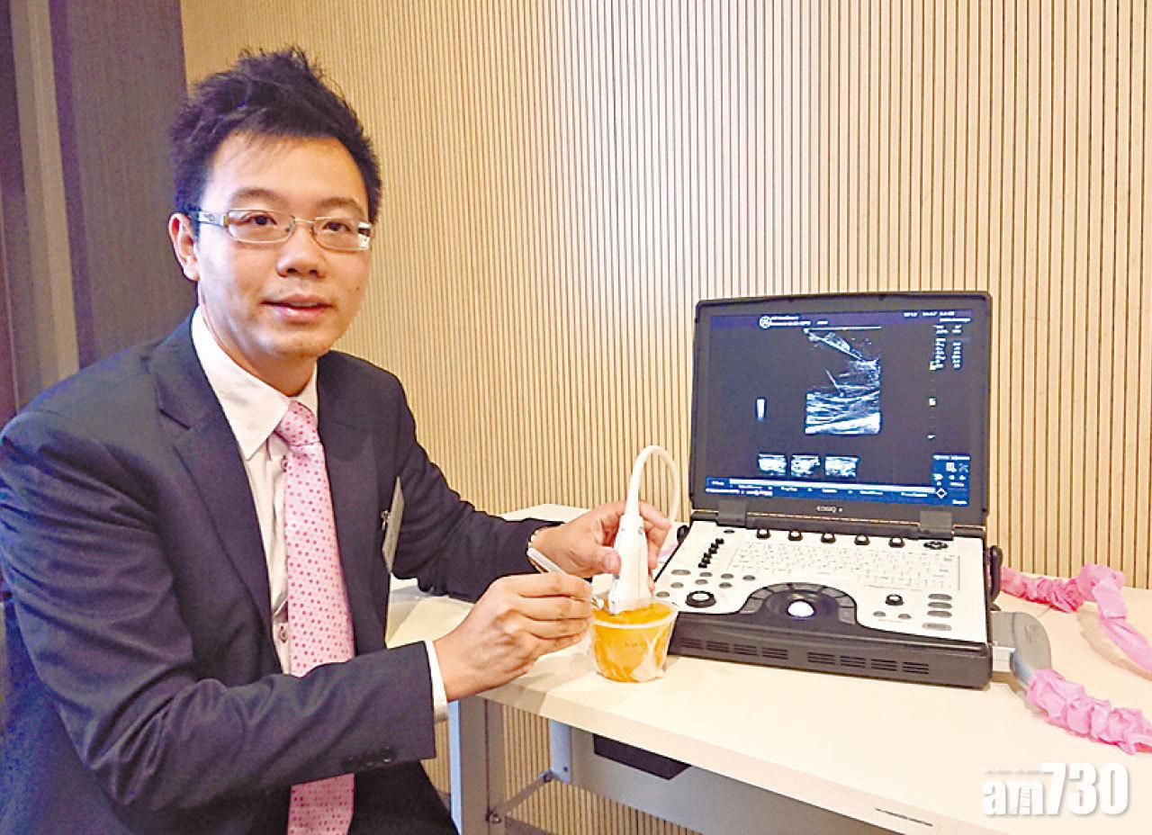 袁智斌以啫喱作示範,如何以超聲波輔助縫合阿基里斯肌腱。