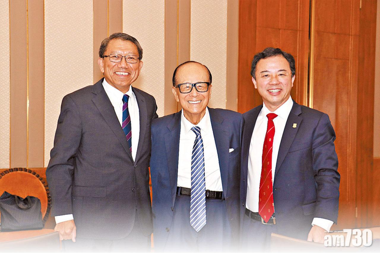 李嘉誠(中)與港大校長張翔(右)及中大校長段崇智教授(左)合照。