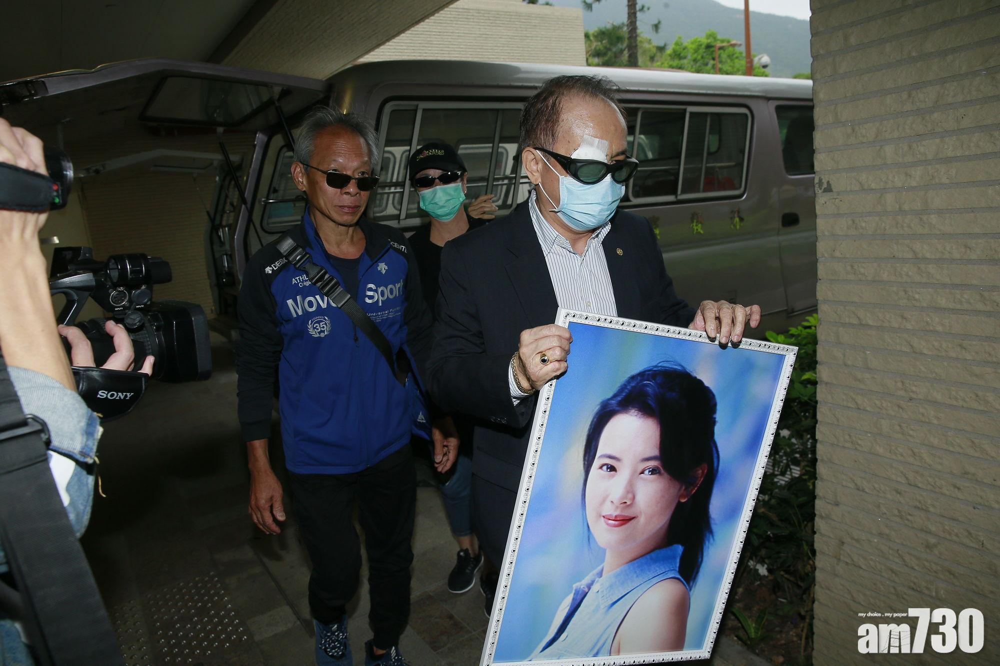 男友人手捧著藍潔瑛遺照進入教堂。