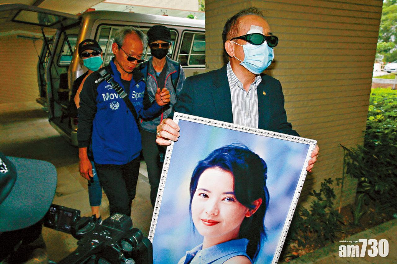 男友人手捧著藍潔瑛遺照進入教堂,告別儀式以天主教形式進行。