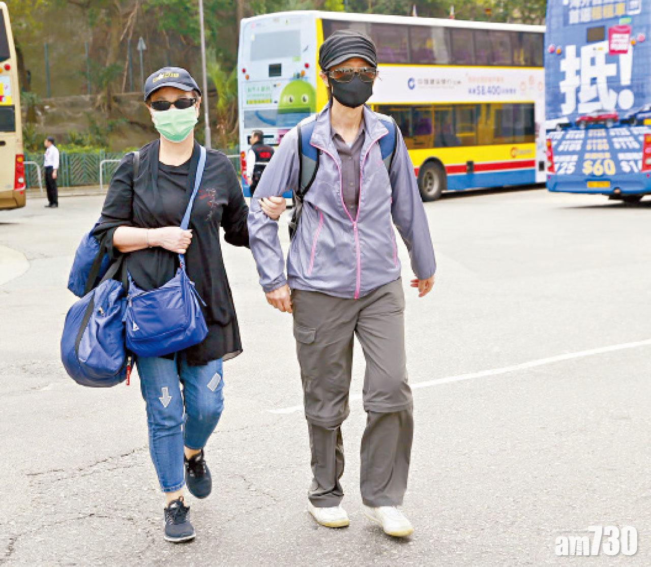 藍潔瑛的家姐藍潔卿,一早到達西環送別亡妹最後一程。