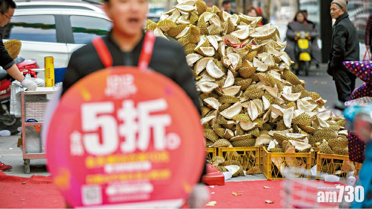 大陸人瘋榴槤,圖為去年「雙12」購物節後,杭州一果攤旁的榴槤殼堆積如山。(路透社)
