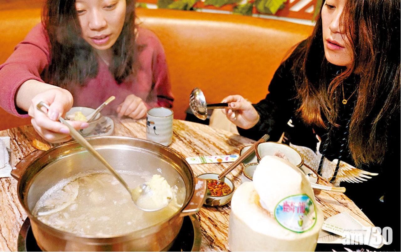 上海有商家趕熱潮,推出榴槤火鍋。(路透社)