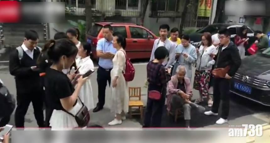 張伯伯擔凳仔去婚姻登記處排隊。(互聯網)