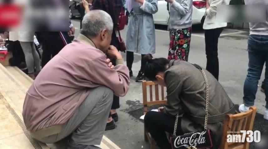 張伯伯看著孫女填表。(互聯網)