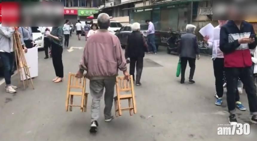 張伯伯擔凳仔離開。(互聯網)