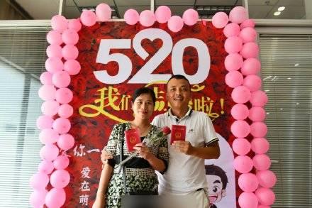 多地民政局今日都設有特別布景版,讓新人拍照留念。(互聯網)