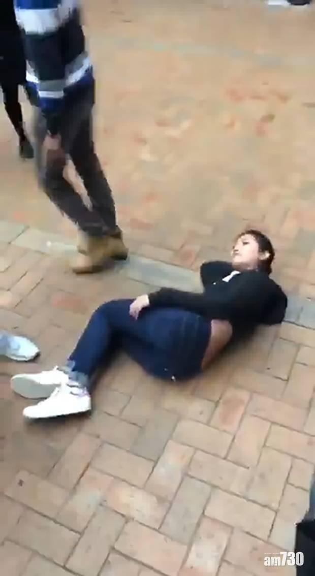 女學生躺在地上等待保安員前來。(互聯網)