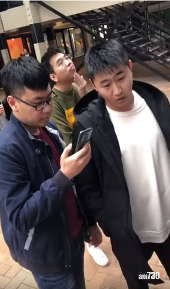 3名中國男留學生「踩場」,與站在連儂牆前的香港學生爭執。