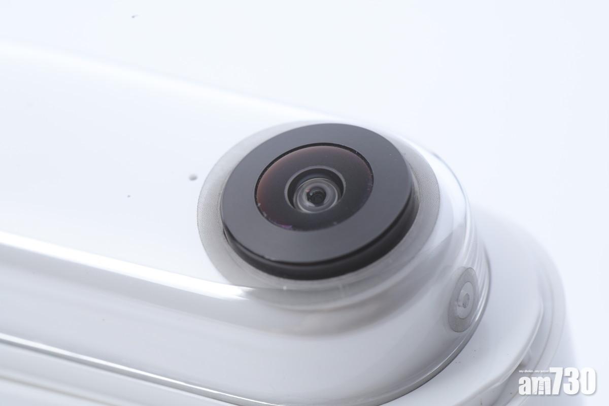 Insta360 GO正面有一個f/2.1鏡頭,圖中可見是稍為凸起外露,頂部灰色點為收音咪。
