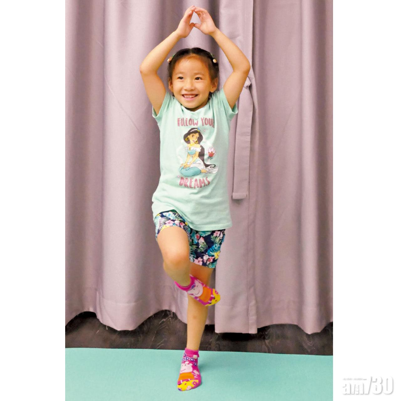 「樹式」瑜伽動作可測試孩子的平衡力和脊椎健康,亦是日常隨時可以做到的伸展運動。