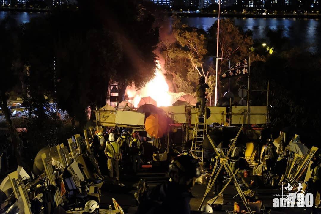 二號橋近科學園入口9時許有廢車起火,期間傳出多次爆炸聲。現場有示威者呼籲在場人士離開。(中大校園電台@FB)