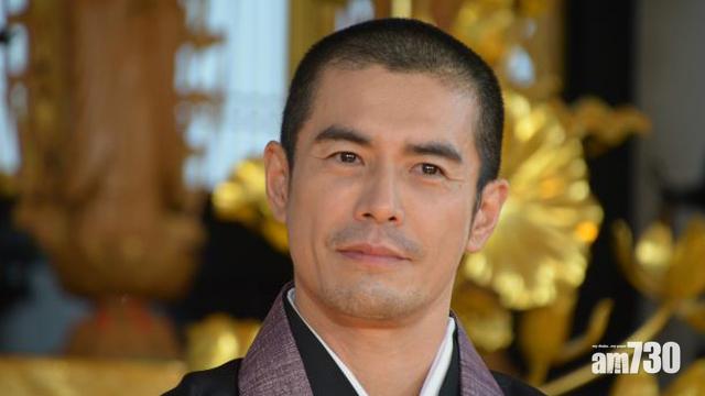 伊藤在記招上向市川講「唔好意思。」