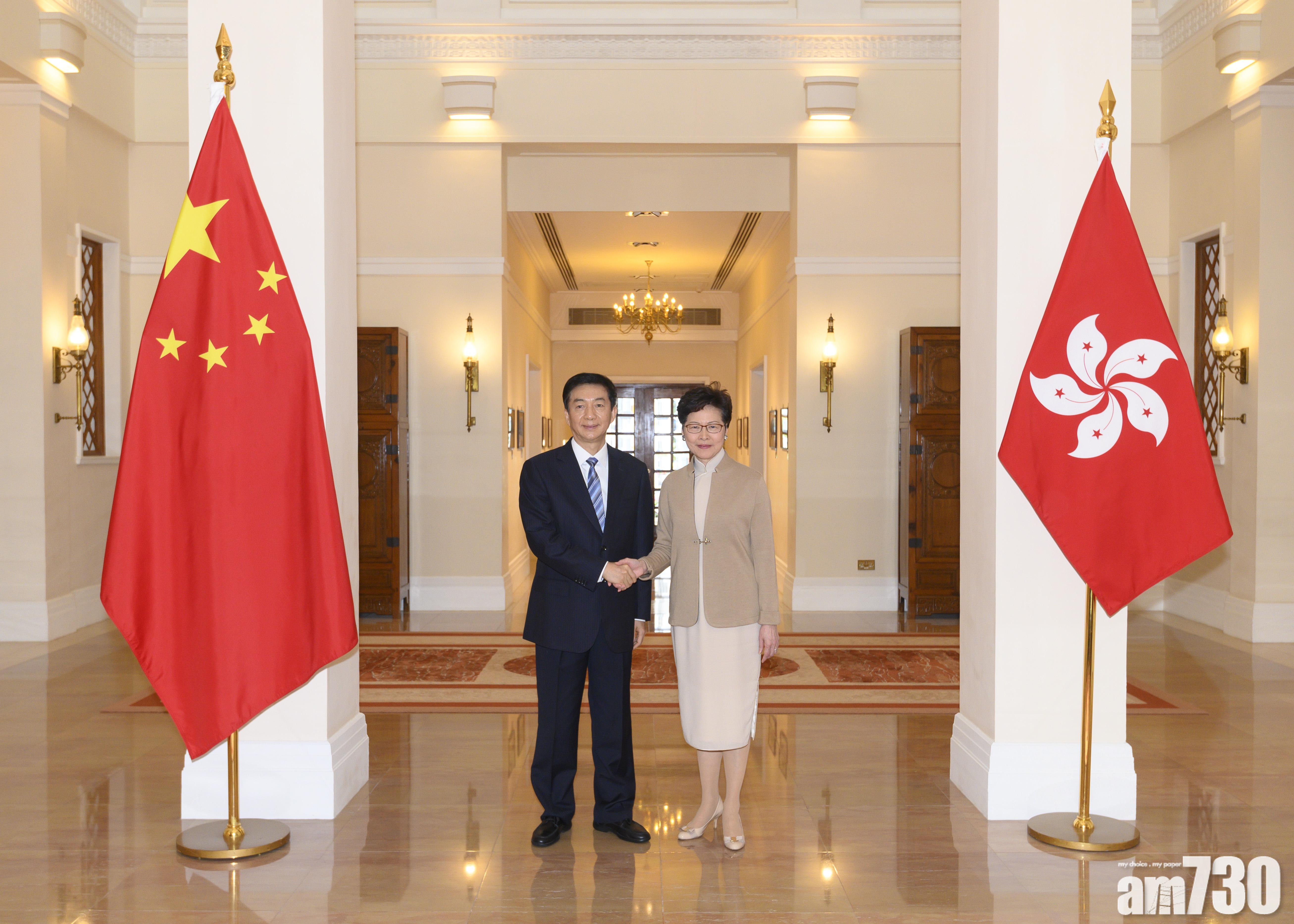 行政長官林鄭月娥(右)今日(一月九日)在禮賓府與新任中央人民政府駐香港特別行政區聯絡辦公室主任駱惠寧(左)會面。(行政長官辦公室)
