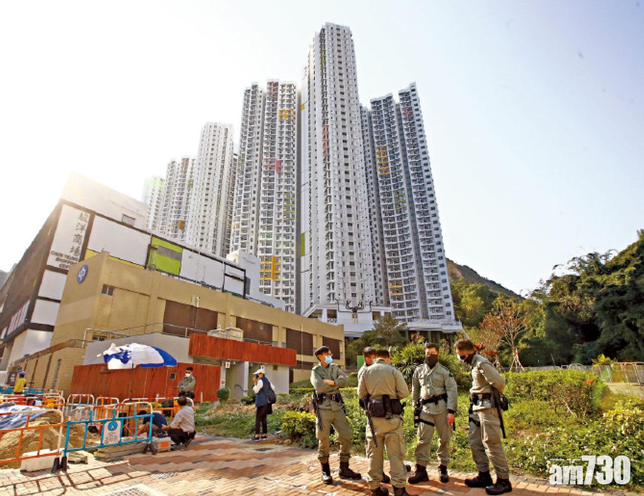 駿洋邨外有防暴警察駐守。(黃文山攝)