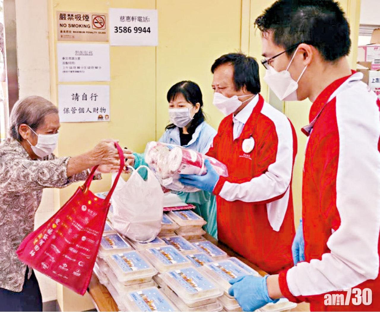 郭炳江(右2)及兒子新地執董郭基煇(右1)派送抗疫福袋予長者。