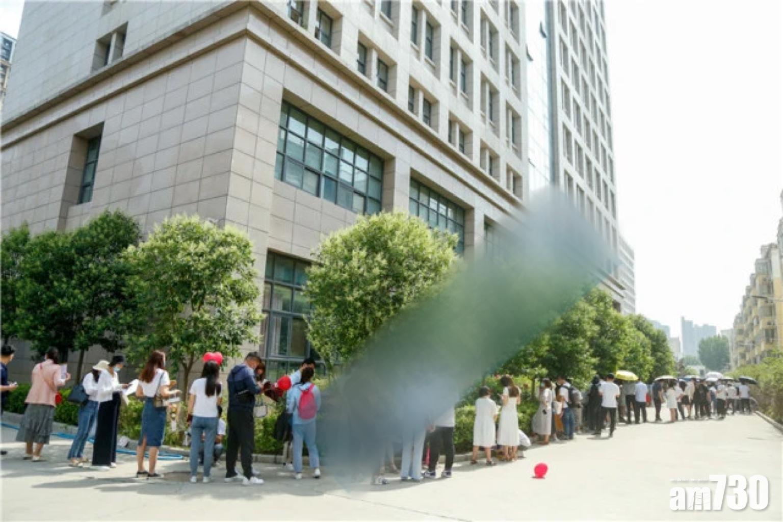 河南鄭州民政局外的人龍足以圍繞大樓一周。(互聯網)