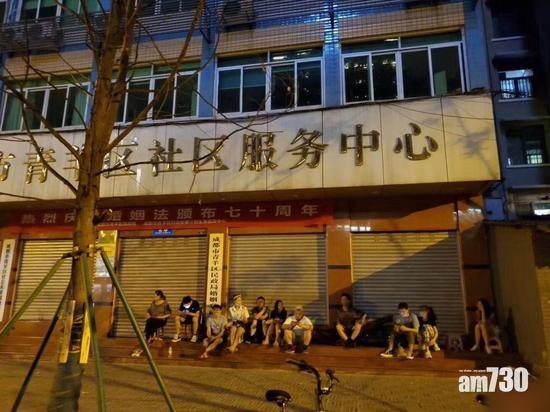 四川成都青羊區有情侶前一晚就去排隊。(互聯網)