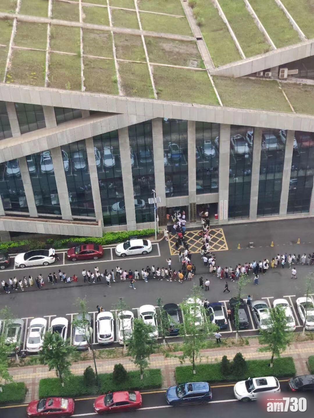 湖南長沙的民政局甚至出現2條隊伍。(互聯網)