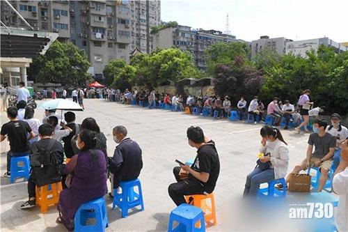 江蘇南京一個民政局外都出現排隊長龍。(互聯網)