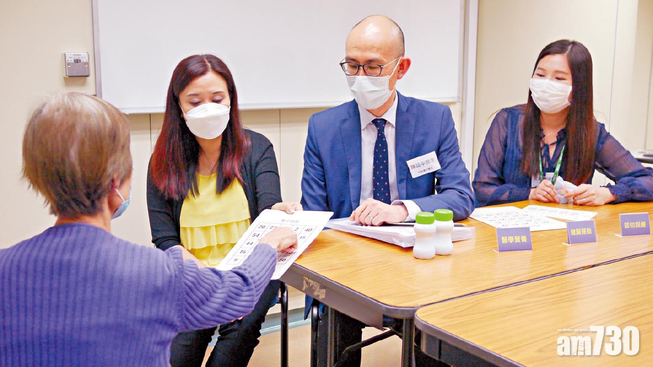 陳鎮中(右二)及文紫瑩(右一)均認為患者在家最缺乏認知訓練。