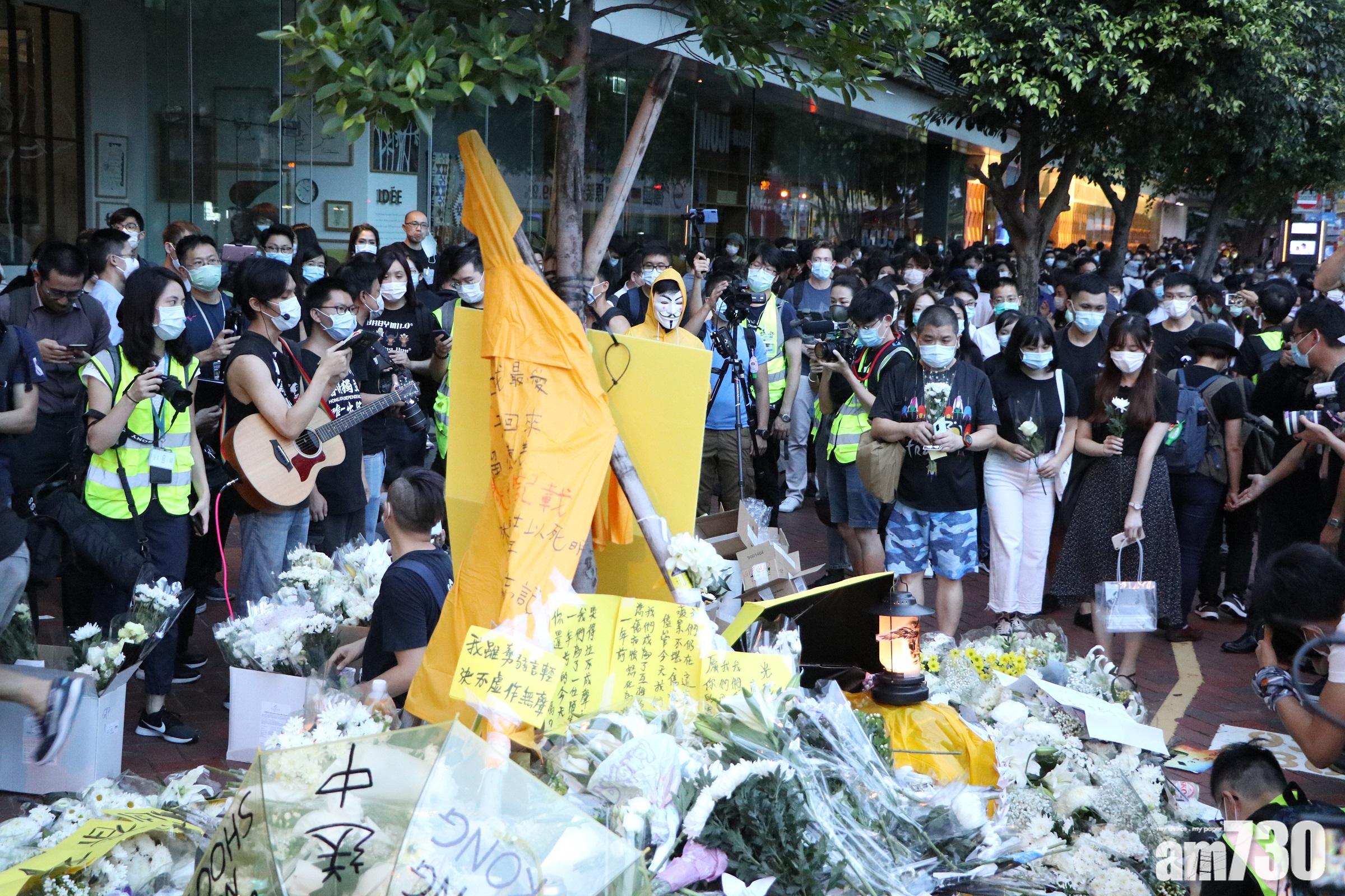 大批市民下午已達到太古廣場外的祭壇獻花。(鍾式明攝)