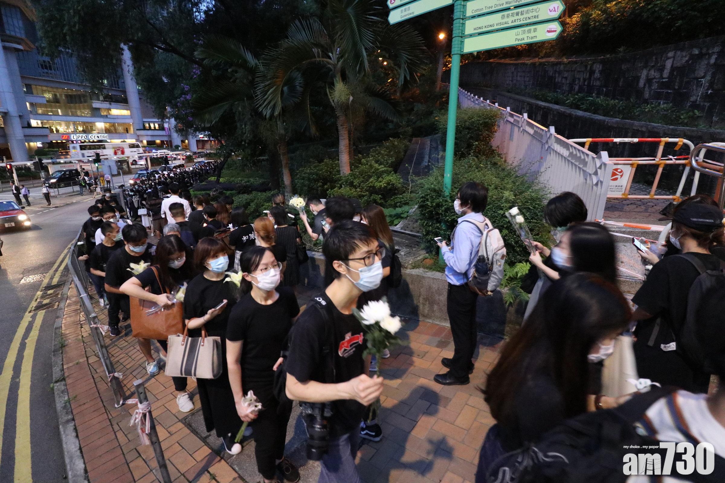 排隊獻花的市民絡繹不絕。(鍾式明攝)