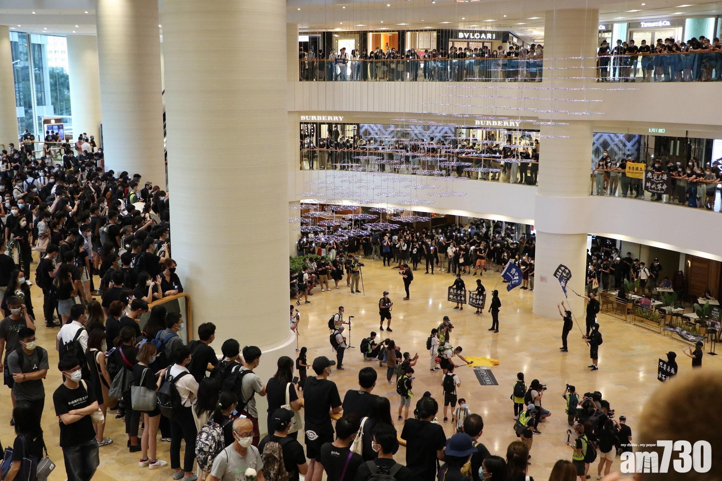 大批身穿黑衫的市民在太古廣場中庭及各層高喊口號及揮動旗幟。(鍾式明攝)