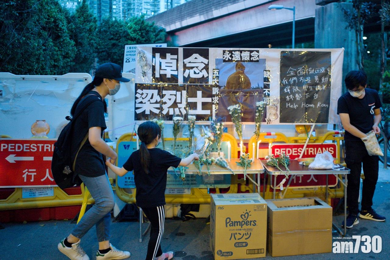 有屯門區議員設立祭壇供市民悼念。(莊振邦攝)