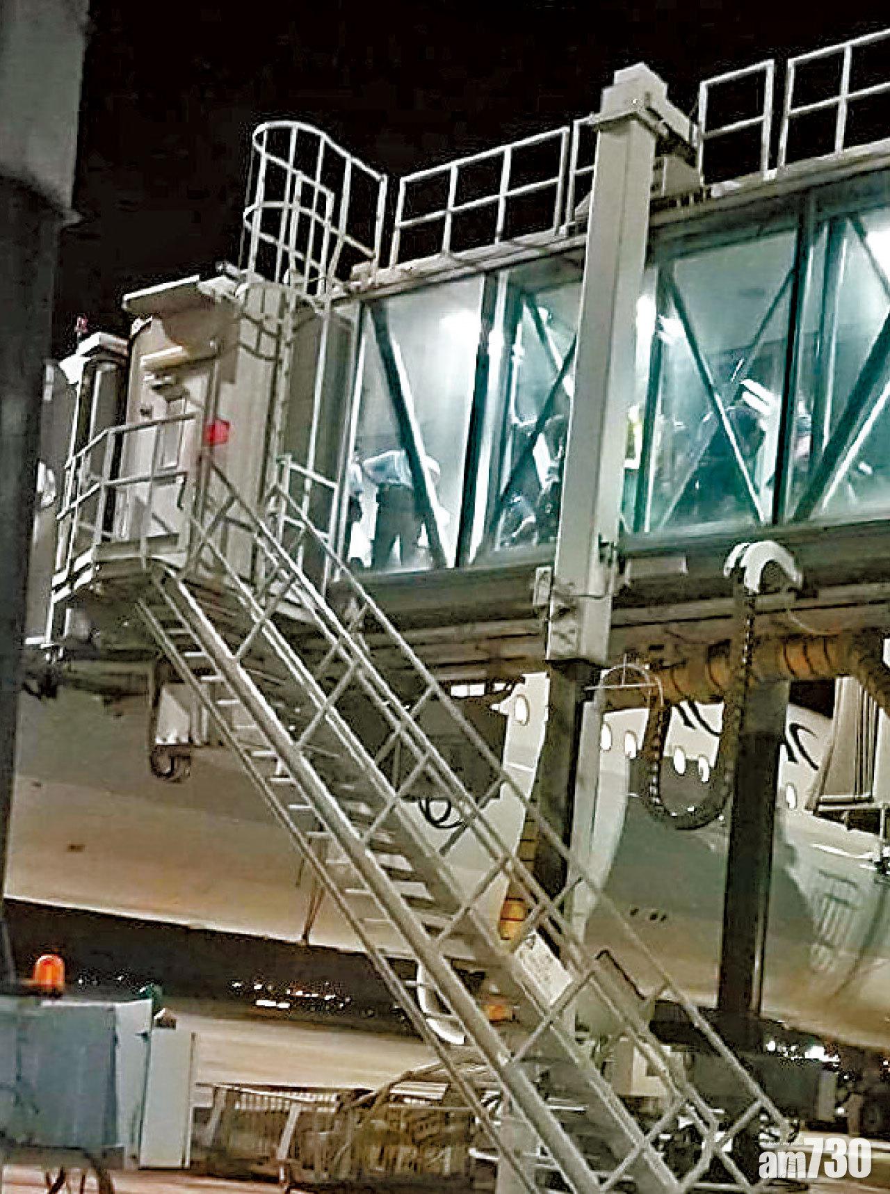 警員登上飛機搜捕疑犯。(網上圖片)
