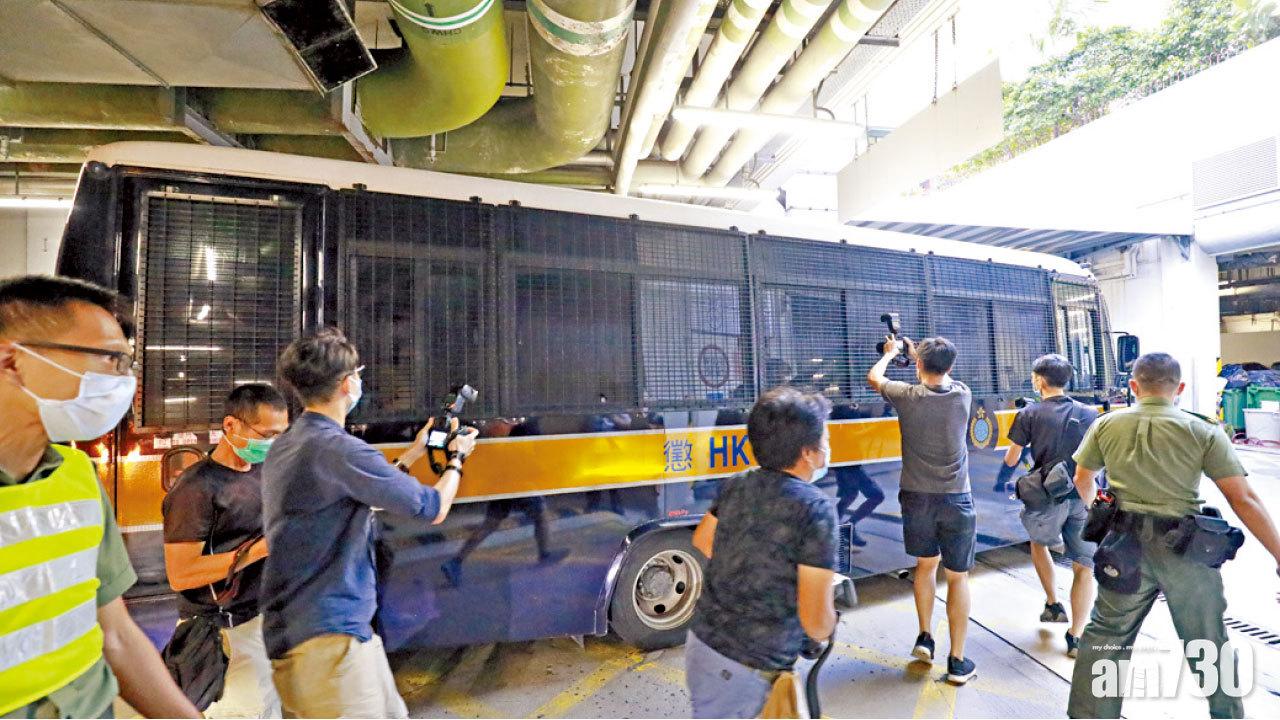 散庭後,張震遠由囚車押走。(林俊源攝)
