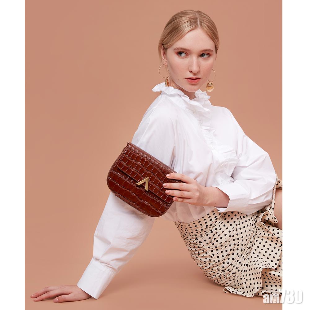品牌另一經典設計PARK SHOULDER BAG,換上鱷魚壓紋。$2,080