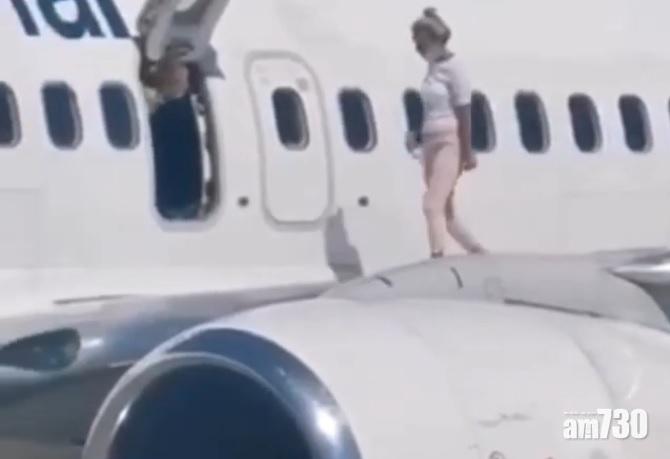 機組人員要求女子返回機艙。(互聯網)
