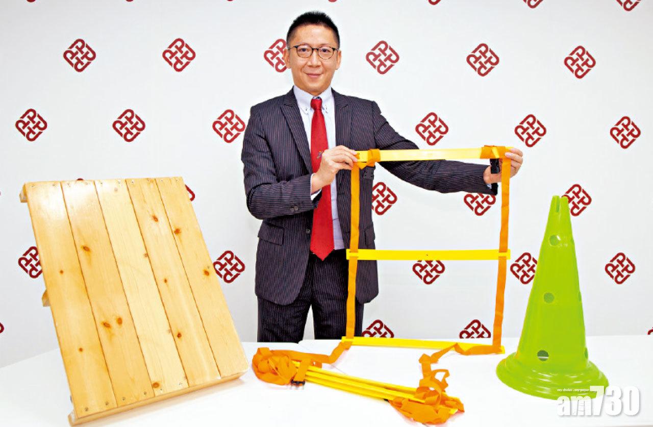 彭耀宗指,以日常用品取代障礙物作訓練。