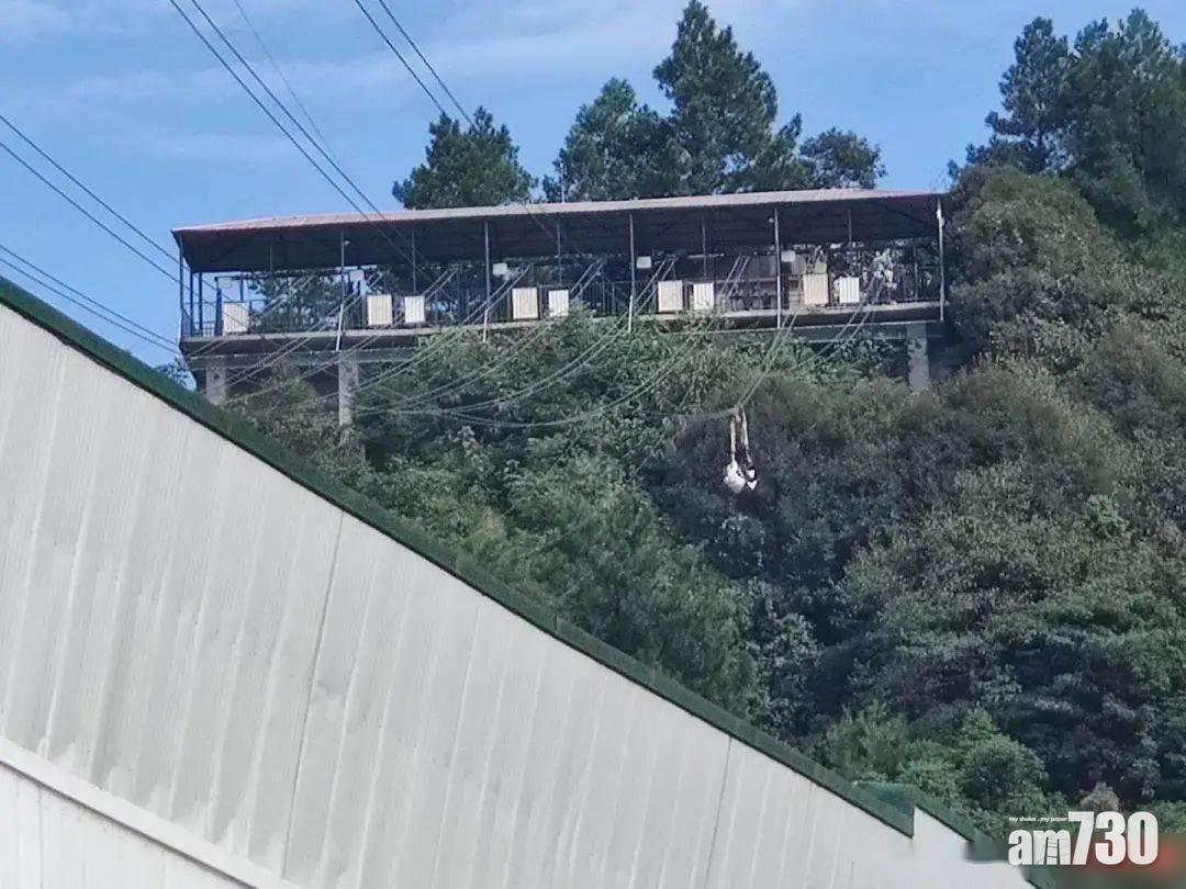 女員工倒吊在索道。(互聯網)