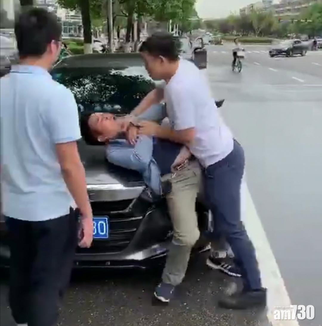 拍照路人被違泊車主捏頸。(互聯網)