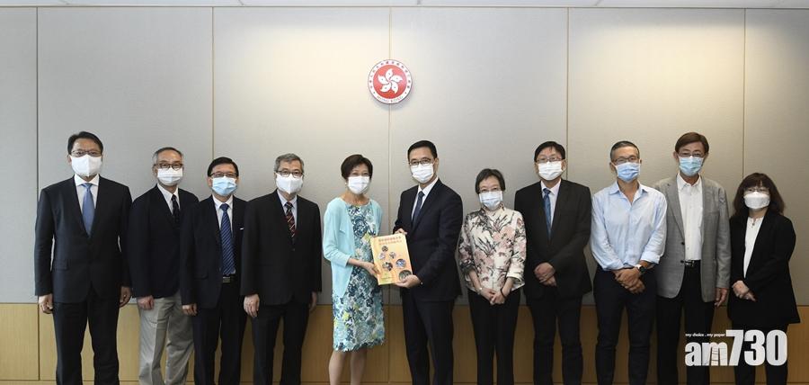 學校課程檢討專責小組向教育局長楊潤雄提交報告。(政府新聞處)