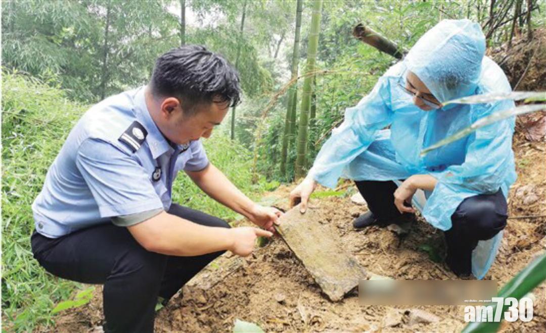 警方在盜墓現場調查。(互聯網)