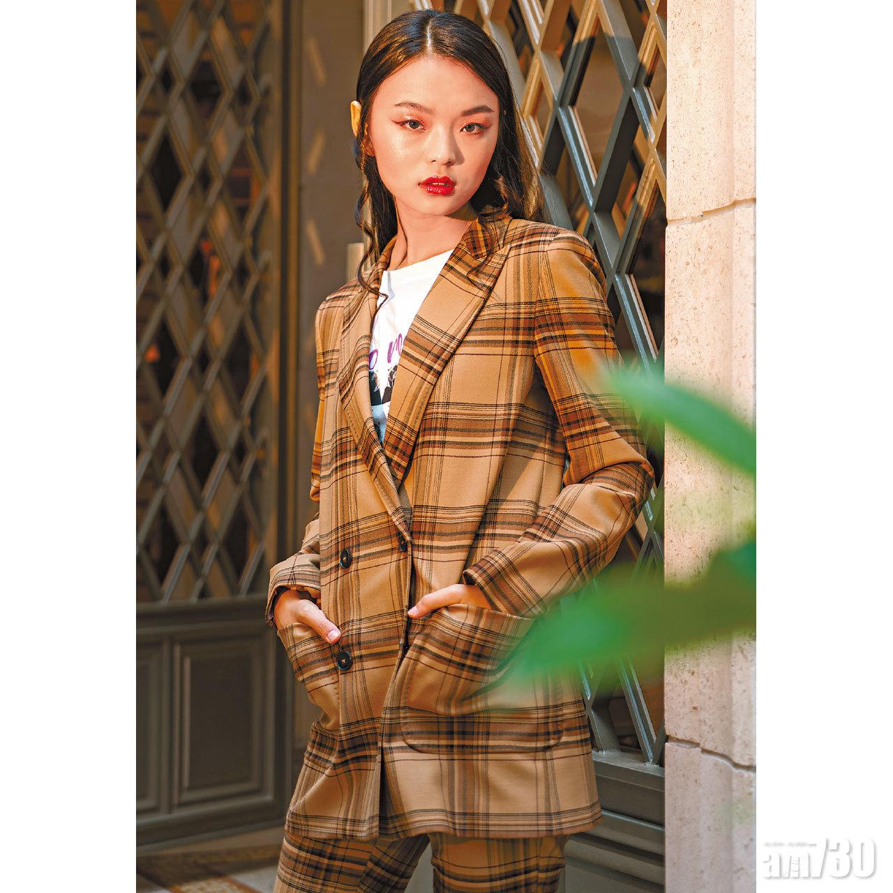 啡黃色格仔西裝褸 $4,680 (c)
白色熊仔圖案Tee $1,180 (c)
啡黃色格仔西褲 $2,480 (c)
