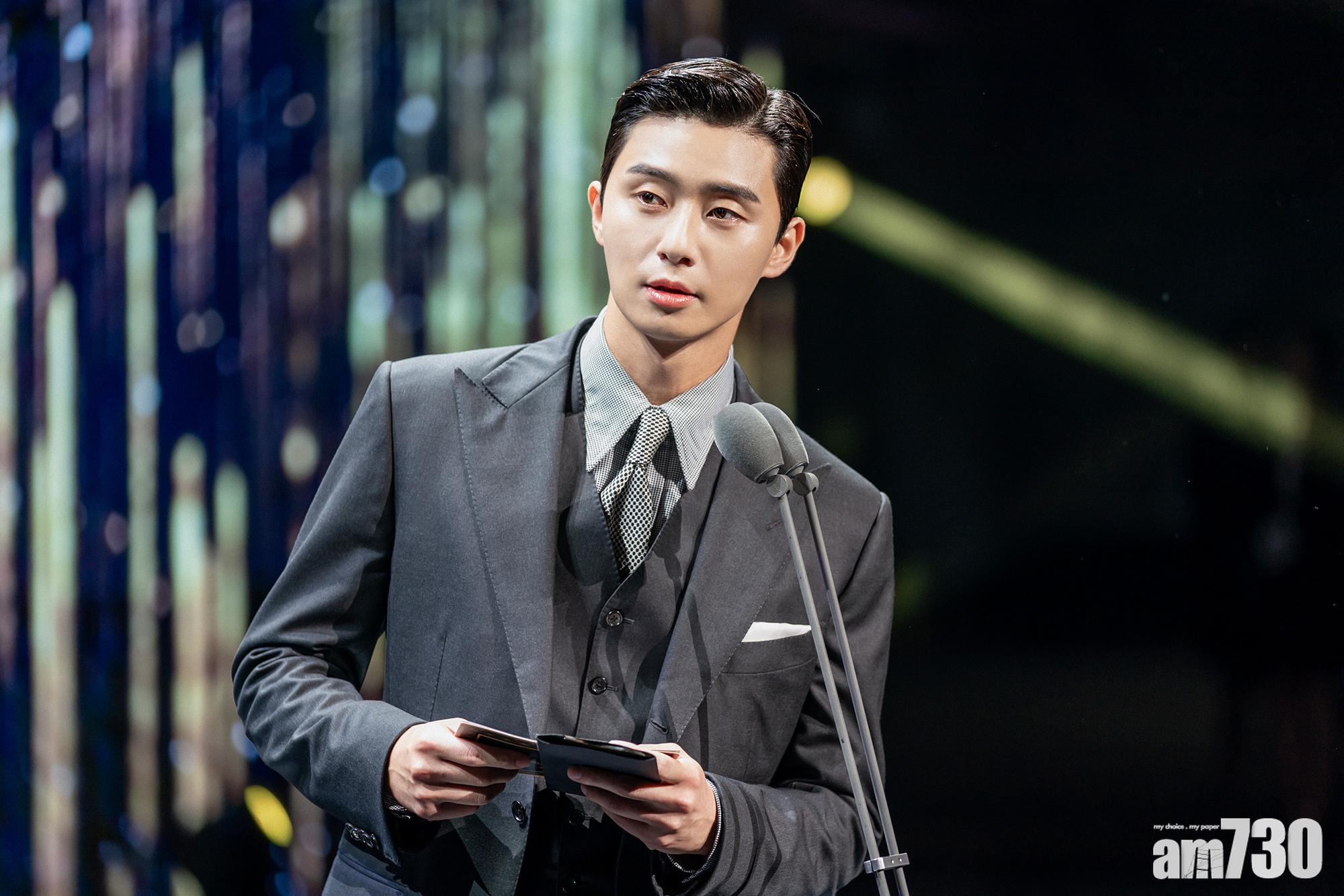 朴敘俊客串演頒獎嘉賓,宣布朴寶劍獲演技獎。(Netflix劇照)