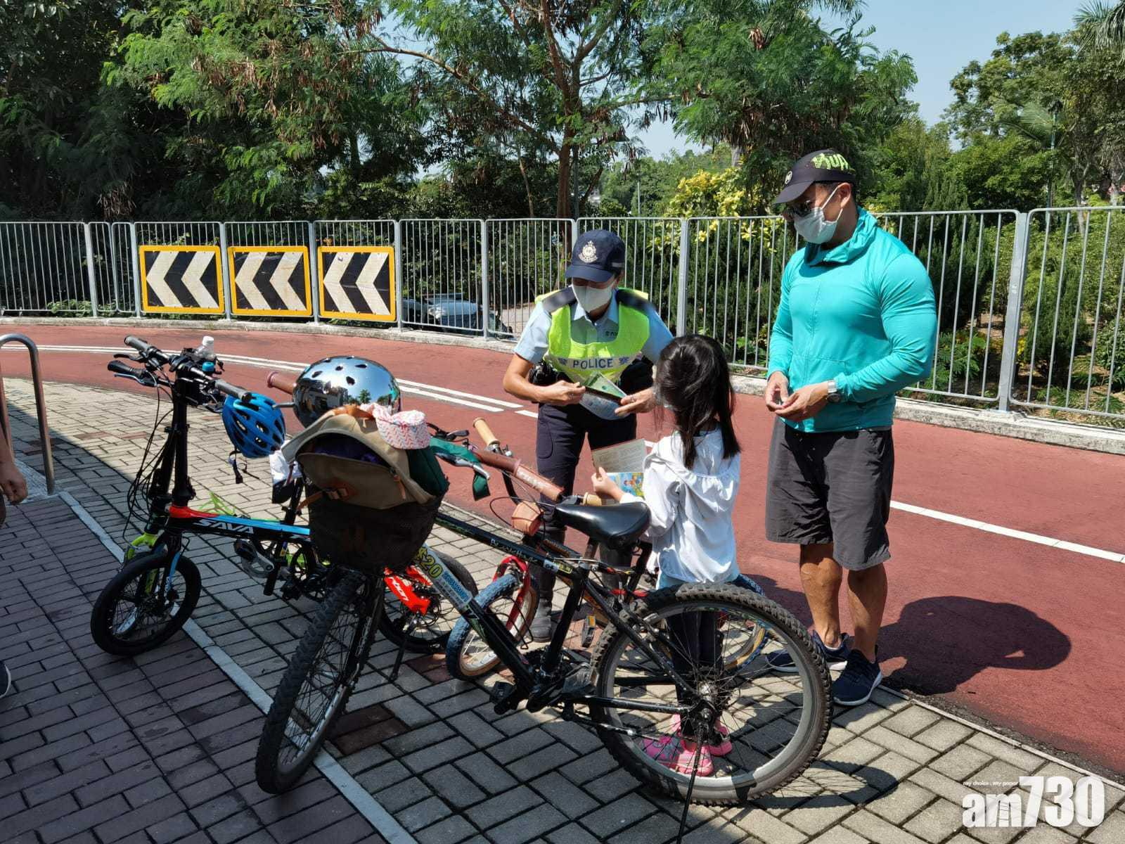 警方一連兩日(10日及11日)在元朗至上水的新單車徑熱點推廣單車安全訊息。(警方fb圖片)