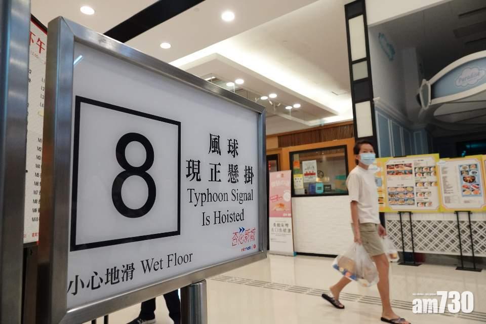 港鐵維持有限度服務,巴士日間停駛。(陳奕釗攝)