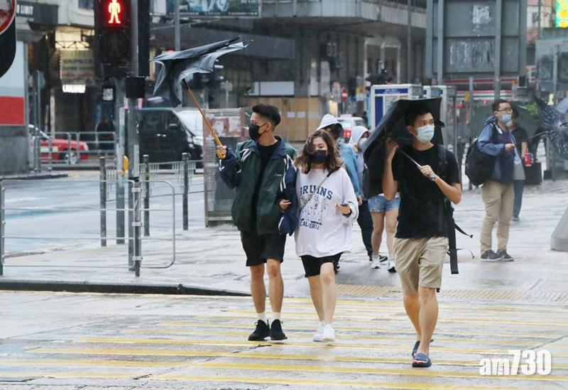 天文台表示考慮在下午6時至8時改發三號風強信號。(林俊源攝)