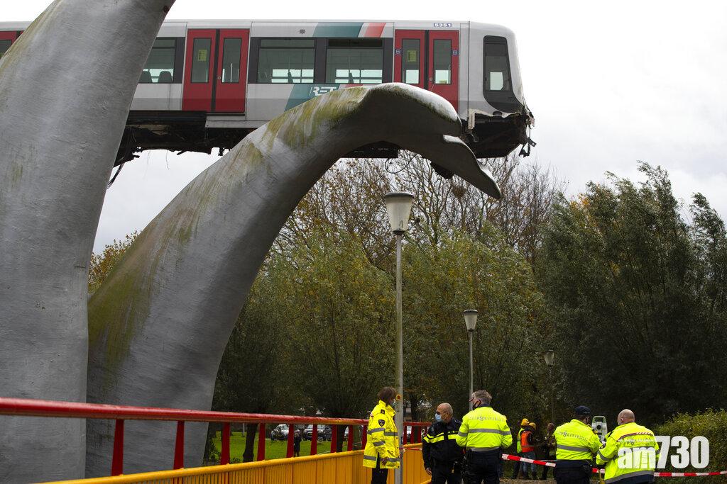 鯨魚尾救列車,鹿特丹輕鐵出軌險墮高橋。(AP)
