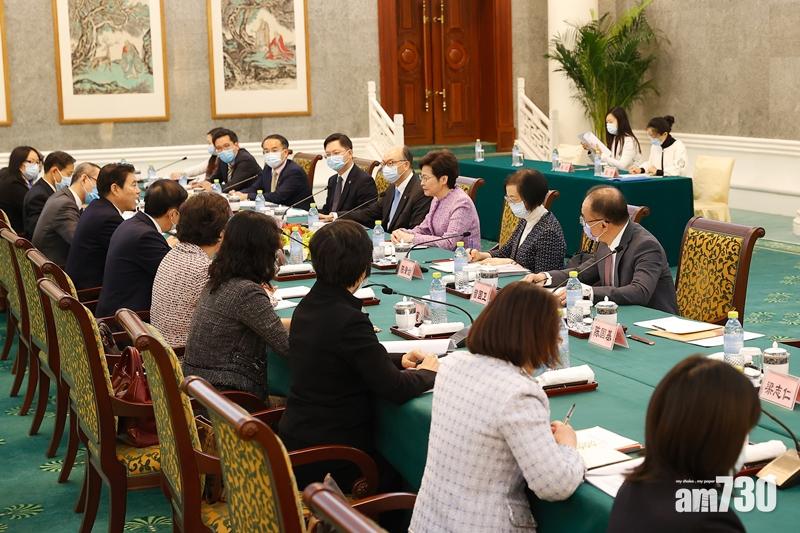 林鄭月娥昨日在北京與商務部長鍾山(前排左四)會面。(政府新聞處)